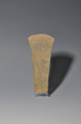 PREHISTORIA. Edad del Bronce. Hacha (2250-1550 a.C.). Bronce. Longitud 16,3 cm.