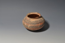 PRÓXIMO ORIENTE. Vasija con decoración geométrica en negro (II-I milenio a.C.). Cerámica. Altura 10 cm. Diámetro 14 cm.