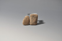 PRÓXIMO ORIENTE. Mesopotamia. Lote de 2 tablillas cuneiformes (II milenio a.C.). Terracota. Longitud de 4,5 a 5,5 cm.