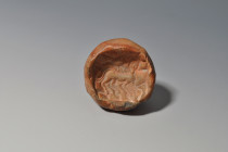 PRÓXIMO ORIENTE. Mesopotamia. Molde de sello con esfinge y ave (II milenio a.C.). Cerámica. Diámetro 4,7 cm.