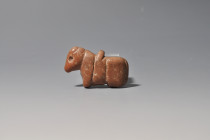 PRÓXIMO ORIENTE. Mesopotamia. Figura de carnero (II milenio a.C.). Esteatita. Longitud 4,3 cm. Ex colección Cores.