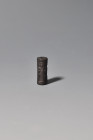 PRÓXIMO ORIENTE. Mesopotamia. Sello cilíndrico (II-I milenio a.C.). Jaspe negro. Longitud 1,9 cm. Ex colección Cores.