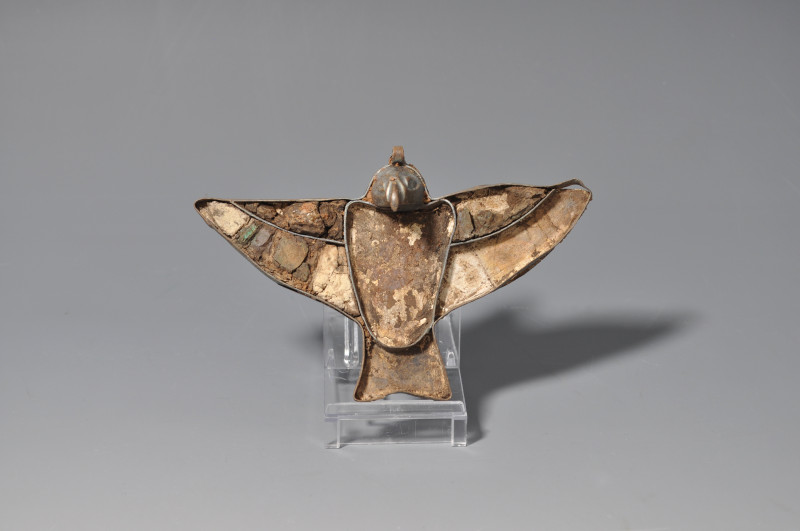 PRÓXIMO ORIENTE. Elam. Colgante en forma de halcón (1200-645 a.C.). Hierro con i...
