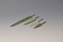 PRÓXIMO ORIENTE. Luristán. Lote de 4 puntas de flecha (ss. XI-VI a.C.). Bronce. Longitud de 9,2 a 18 cm.