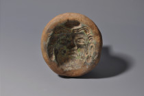 GRECIA ANTIGUA. Molde con rostro de Medusa para decoración de cerámica con su registro en positivo (ca. 400 a.C.). Cerámica. Longitud 9 cm. Ex colecci...