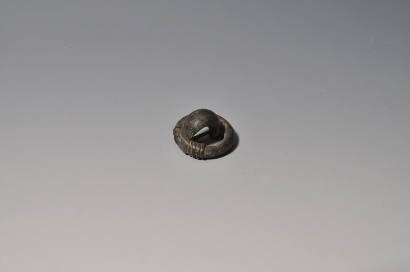 HISPANIA ANTIGUA. Fíbula anular (ss. IV-I a.C.). Bronce. Diámetro 3 cm.