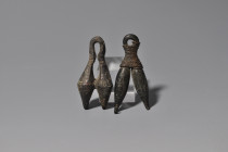HISPANIA ANTIGUA. Cultura celtibérica. Lote de 2 pasadores (ss. IV-II a.C.). Bronce. Longitud de 4 a 4,2 cm.