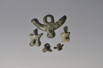 ROMA. Lote de 5 amuletos fálicos (ss. I-IV d.C.). Bronce. Longitud de 2,3 a 8,5 cm.