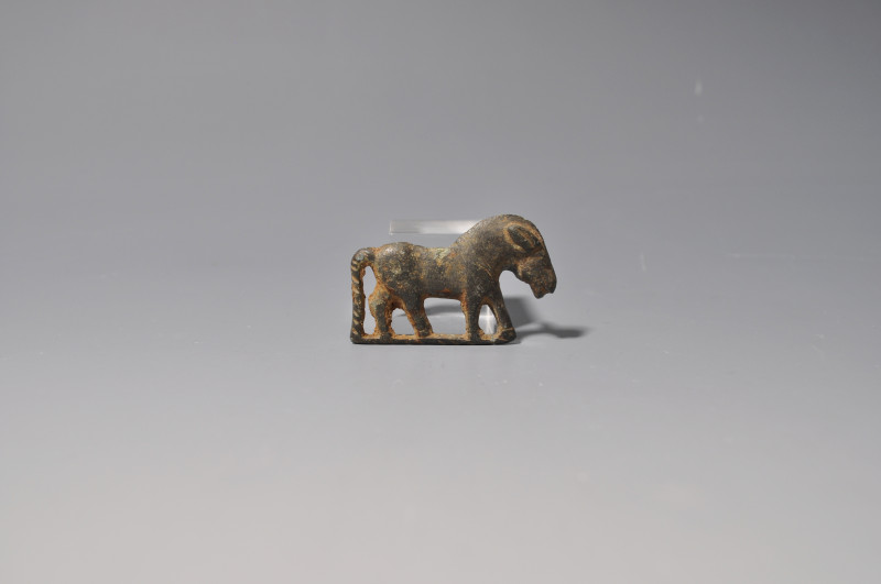 ROMA. Fíbula de caballo (ss. I-III d.C.). Bronce. Longitud 3,8 cm.