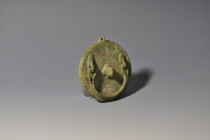 ROMA. Espejo con tapa con aplique de cabeza de león y asa (siglo II d.C.). Bronce. Diámetro 8,7 cm. Ex colección privada (Reino Unido; antes de 1960)....