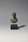ROMA. Busto de Minerva (ss. II-III d.C.). Bronce. Altura 8,2 cm. Soldado a la peana.