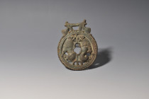 ROMA. Cama de bocado de caballo con decoración de dos leones (ss. III-IV d.C.). Bronce. Longitud 12 cm. Ex colección Cores.