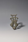 ROMA. Cama de bocado de caballo con decoración de delfines (ss. III-IV d.C.). Bronce. Longitud 11,7 cm. Ex colección Cores.