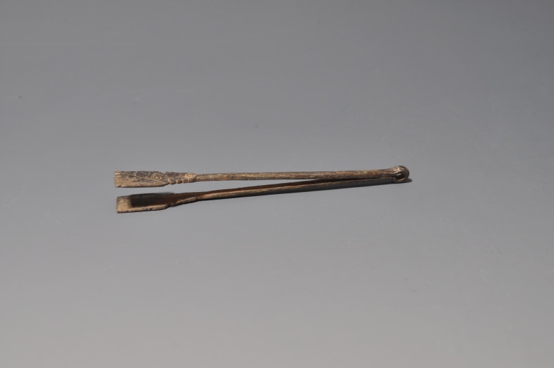 ROMA. Instrumento médico: pinza (ss. III-V d.C.). Plata. Longitud 8,4 cm. Ex col...