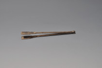 ROMA. Instrumento médico: pinza (ss. III-V d.C.). Plata. Longitud 8,4 cm. Ex colección Cores.