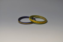 BIZANCIO/ISLAM. Lote de 2 pulseras decoradas (ss. VIII-XV d.C.). Pasta vítrea. Diámetro 8 cm.