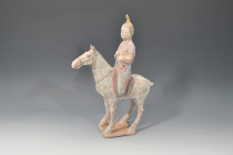 CHINA. Dinastía Tang. Jinete con caballo sobe base (618-907 d.C.). Cerámica. Altura 34,5 cm. Adjunta certificado de termoluminiscencia QED Laboratoire...