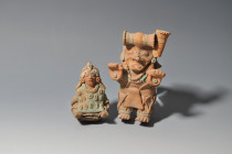 PREHISPÁNICO. Culturas La Tolita y Jama Coaque. Lote de dos figuras, una de ellas con poncho con decoración de granos de café (300 a.C.-800 d.C.). Cer...