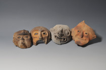 PREHISPÁNICO. Región andina. Lote de 4 fragmentos de máscaras. Cerámica. Longitud de 9,5 a 14 cm. Ex colección Barón Howard Strouth.