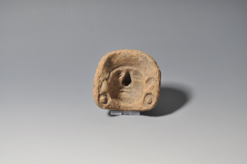 PREHISPÁNICO. Región andina. Molde facial. Cerámica. Altura 8,5 cm. Ex colección...