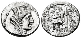 Seleucis and Pieria. Laodikeia ad Mare. Tetradrachm. 78/7-16/5 BC - Dated year 30 (52/1 BC). (Hgc-9, 1398). Anv.: Veiled, draped and turreted bust of ...