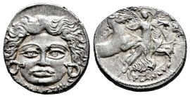 Plautius. Denarius. 47 BC. Rome. (Ffc-1003). (Craw-453/1a). (Cal-1131). Anv.: Máscara de Medusa con serpientes a ambos lados de la cara, debajo L PLAV...