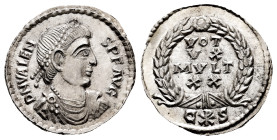 Valens. Siliqua. 367-375 AD. Constantinople. (Ric-38b). Anv.: DN VALENS P F AVG, pearl-diademed, draped and cuirassed bust left. Rev.: VOT VX MVLT XX ...