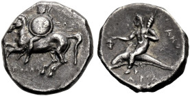 KALABRIEN. TARENT. 
Nomos, 281-272 v. Chr. Reiter im Helm, mit Rundschild und zwei Lanzen n.l. galoppierend, im Felde oben ZW, unten APOLLW Rv. TARAS...