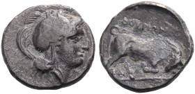LUKANIEN. THURIOI. 
Bronze, ca. 440-420 v. Chr. Kopf der Athena im Helm mit Helmbusch n. r. Rv. QOURIWN Stier auf Bodenlinie n. r. stoßend. 6,39 g. S...