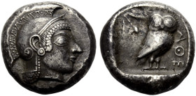 ATTIKA. ATHEN. 
Tetradrachmon, ca. 500 v. Chr. Archaischer Kopf der Athena n. r. im Helm mit Helmbusch, der mit einer kleinen Ranke verziert ist; sch...