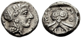 ATTIKA. ATHEN. 
Diobol (10 mm), ca. 390-295 v. Chr. Kopf der Athena in einem mit Lorbeerblättern geschmückten Helm n. r. Rv. A/Q/E Doppeleule mit zwe...