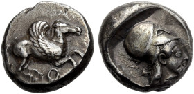 KORINTHIA. KORINTH. 
Stater, um 509-480 v. Chr. Pegasos mit Zaumzeug n. r. fliegend, darunter Koppa. Rv. Kopf der Athena n. r. mit Helm in einem vert...
