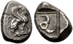 LYKIEN. LYKISCHE DYNASTEN. 
Kuprlli 480-430 v. Chr. Stater nach ca. 450 v. Chr. Xanthos (?).Sitzende Sphinx n. r. mit Haar in Sakkos. Rv. Triskeles n...
