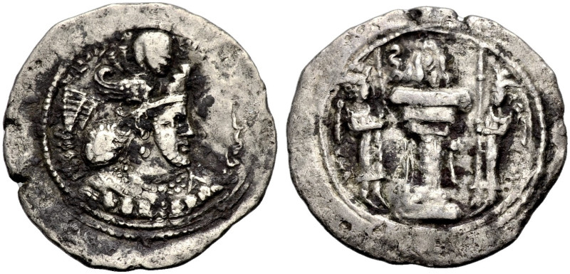 PERSIEN. SASANIDEN. 
Wahram IV., 388-399. Drachme. Mz. BBA(?), "Hof", mit dem K...