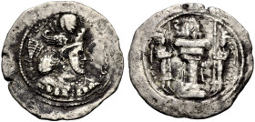 PERSIEN. SASANIDEN. 
Wahram IV., 388-399. Drachme. Mz. BBA(?), "Hof", mit dem König reisende Münzstätte. Drap. Büste mit Krone n.r. Rv. Büste auf Feu...