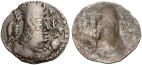 BAKTRIEN. Hunnen: Alchon, Khingila. 
AE Bronze o. J. Büste n.r. mit Turmschädel, Stachelhaube und Diadem, r. Zweigornament. Rv. (Feueraltar zwischen ...