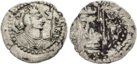 BAKTRIEN. Hunnen: Sahi Tigin. 
SAHI TIGIN ca. 8. Jh. AR Drachme Drap. Büste mit Kopfschmuck, Diadem und Ohrring n. r., im Felde r. Fahne. Legende (Br...