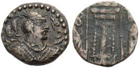 BAKTRIEN. Hunnen: Unbekannte Herrscher. 
AE Kleinbronze o. J. Drap. Büste mit Diadem und Kopfschmuck n. r. Rv. Stilisierter Feueraltar zwischen Diene...