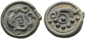 FRANKREICH. SUESSONES. 

Potin, ca. 60-25 v. Chr. Stilisierter Kopf n. r. mit schlangenförmigen Haaren. Rv. Eber n. r., darunter Zentralpunkt, 5 Pun...