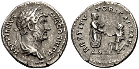 KAISERZEIT. 
Hadrianus, 117-138. Denar, 134-138 Drap. Büste mit L. n. r. HADRIANVS - AVG COS III PP. Rv. RESTITV-TORI GALLIAE Hadrianus in Toga steht...