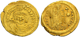 . 
Mauricius Tiberius, 582-602. Solidus, 583-601, Konstantinopel. Drap. und gep. Büste von vorne mit pendilia und Helm mit Helmzier, in der Rechten d...