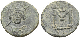 . 
Constantinus IV., 668-681. Bronze-Follis, 681-682 Syrakus. Gepanzerte Büste fast frontal mit Helm und Schild, Speer hinter dem Kopf gehalten. Rv. ...