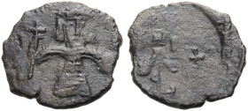 . 
Tiberius III., 698-705. Bronze-Follis, 698-705 Syrakus. Der Kaiser frontal stehend, r. Kreuzstab, l. Kreuzglobus haltend. Rv. Großes M, darüber Mo...