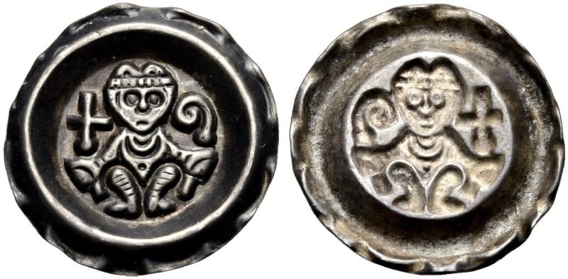 AUGSBURG, BISTUM. 
HARTMANN II. VON DILLINGEN, 1250-1286. Brakteat. Sitzender B...