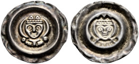 AUGSBURG, BISTUM. 
HARTMANN II. VON DILLINGEN, 1250-1286. Brakteat. Kopf des Bischofs zwischen zwei halbmondartigen Bogen und zwei Ringeln. 0,61 g. S...