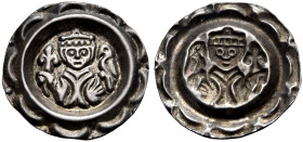 DONAUWÖRTH, KÖNIGLICHE MÜNZSTÄTTE. 
FRIEDRICH II., 1215-1250 oder KONRAD IV., 1250-1254. Brakteat. Gekröntes Brustbild mit Lilie und einem Falken. 0,...