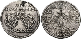 NÜRNBERG, STADT. 
Reichsguldiner zu 60 Kreuzer 1573. Zwei Wappen. Rv. Gekrönter Doppeladler, auf der Brust Reichsapfel mit Wertzahl 60. Kellner 142, ...