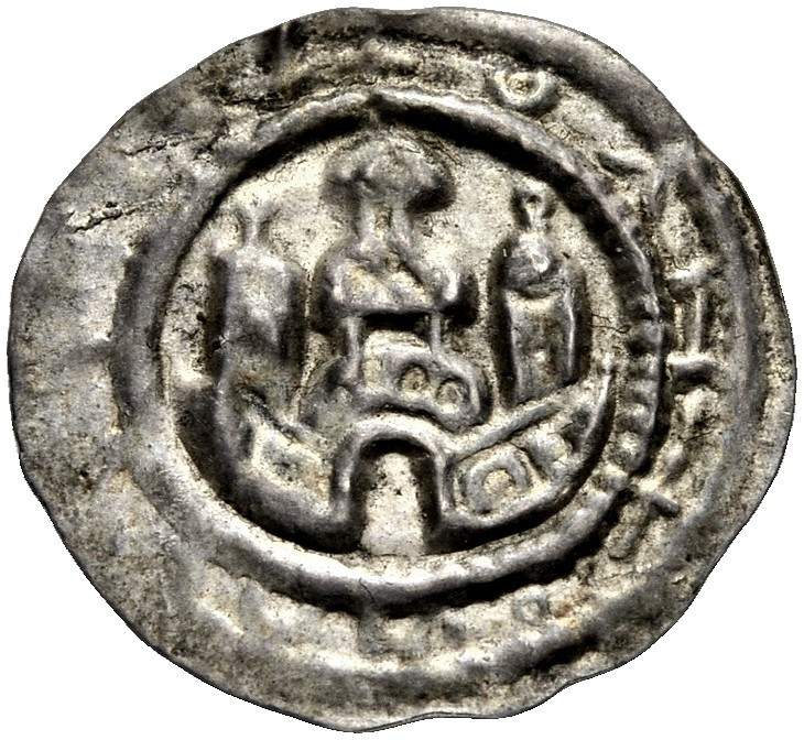 RAVENSBURG, KÖNIGLICHE MÜNZSTÄTTE. 
Brakteat um 1180-1190. Torgebäude mit doppe...