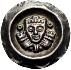 SCHONGAU, HERZOGLICH SCHWÄBISCHE MÜNZSTÄTTE. 
LUDWIG II. VON BAYERN, 1268-1294. Brakteat. Gekrönte Büste von vorn zwischen zwei Ringeln, in den Hände...