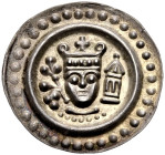 ULM, KÖNIGLICHE MÜNZSTÄTTE. 
FRIEDRICH II., 1215-1250. Brakteat um 1220-1250. Gekrönter Königskopf von vorn zwischen Blütenzweig und Türmchen mit Spi...